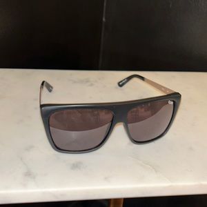 Quay x Desi OTLII black with gold sunglasses